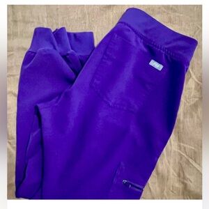 FIGS Women’s Zamora Joggers in Grape/Purple
